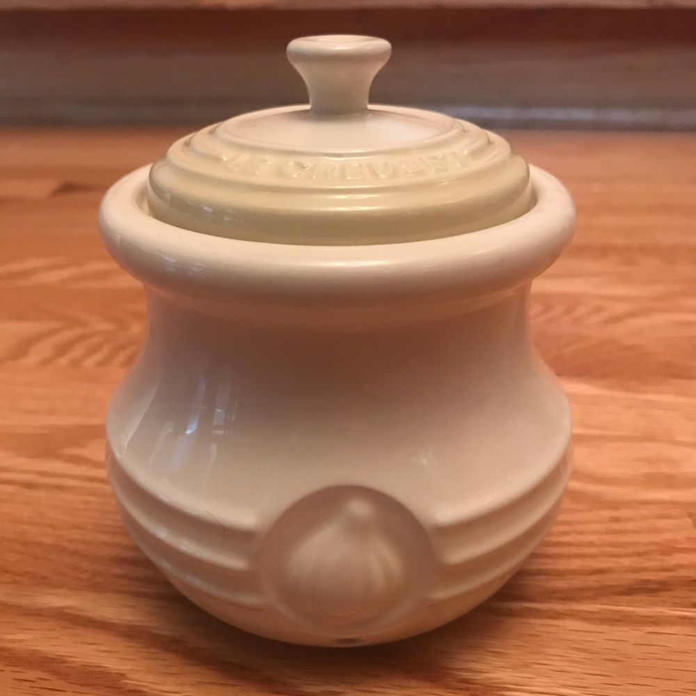 Le Crueset Stoneware Garlic Keeper, Dune, EUC